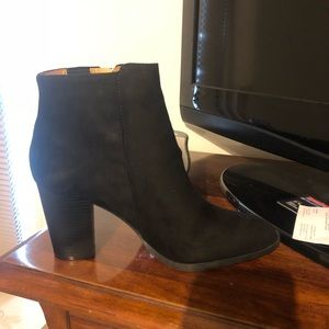 Brand new women’s black suade booties